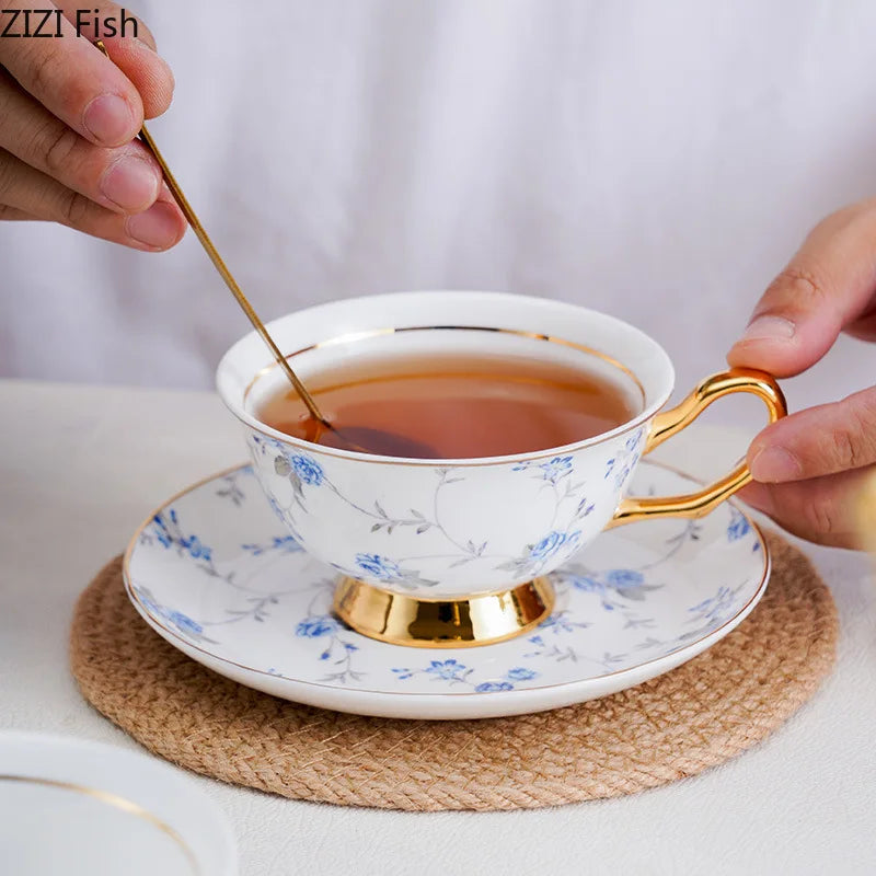 Ensemble Tasse et Soucoupe en Céramique Motif Fleurs Dorées DecorBites™ pour une Expérience Culinaire Élégante