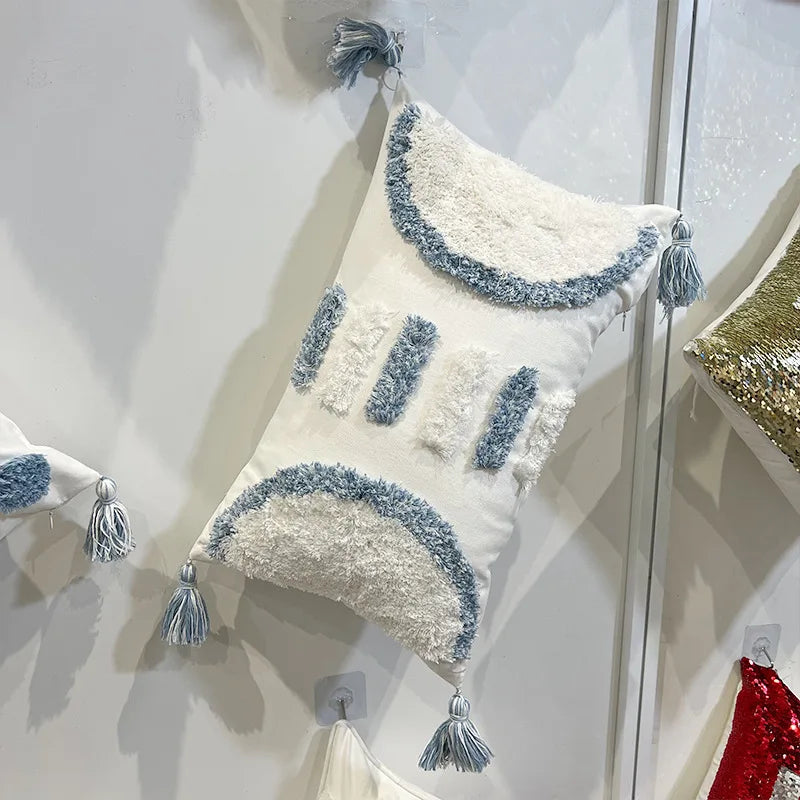 أغطية وسائد مطرزة بنقوش هندسية ماسية من DecorBites™ - مزينة بشراشيب زرقاء وبيضاء، 45x45/30x50 سم