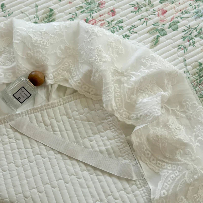 طقم مفرش سرير DecorBites™ Lace Ruffles مع أغطية وسائد لأسرّة 1.2-2 متر
