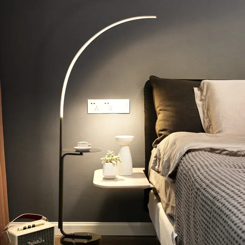 DecorBites™ مصباح أرضي LED بتصميم حديث باللون الأسود والأبيض والذهبي لتزيين غرفة المعيشة