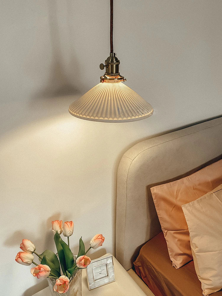 ثريا بجانب السرير من السيراميك الياباني من DecorBites™ | مصباح غرفة نوم بتصميم فريد لديكور المنزل