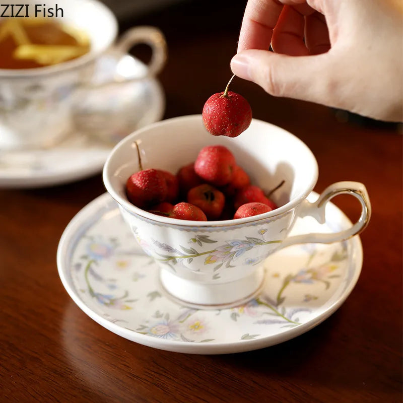 طقم كوب وصحن سيراميك مزين بالدانتيل والزهور من DecorBites™ للمائدة الأنيقة ووقت الشاي