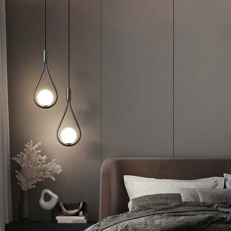 مصباح تعليق ذهبي من الحديد من DecorBites™ مع كرات زجاجية متدلية لإضاءة غرف النوم