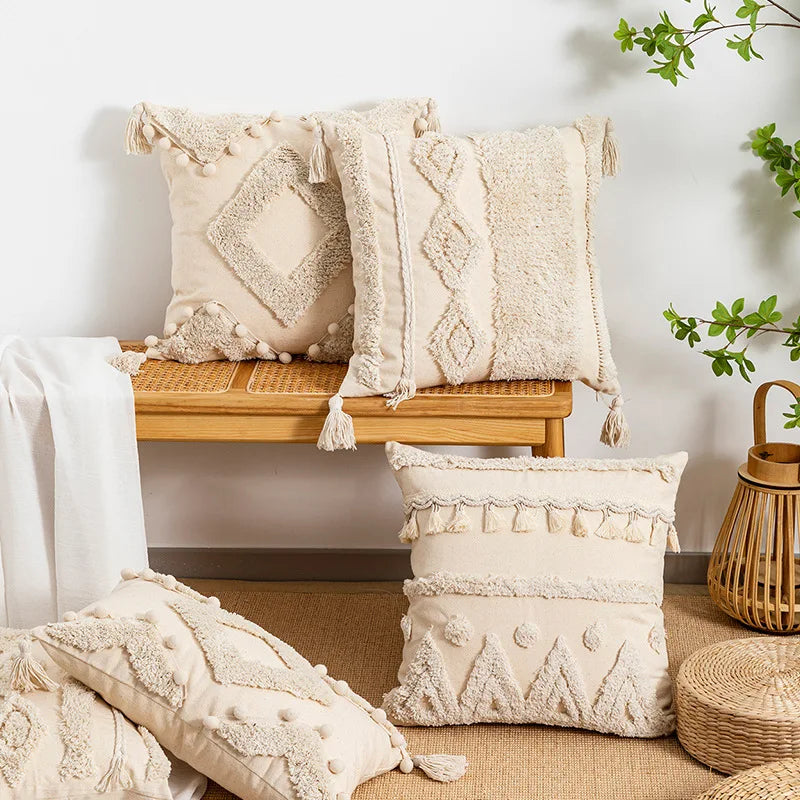 غطاء وسادة من القطن والكتان بتصميم بوهيمي منسوج بنمط هندسي مع شراشيب باللون البيج من DecorBites™