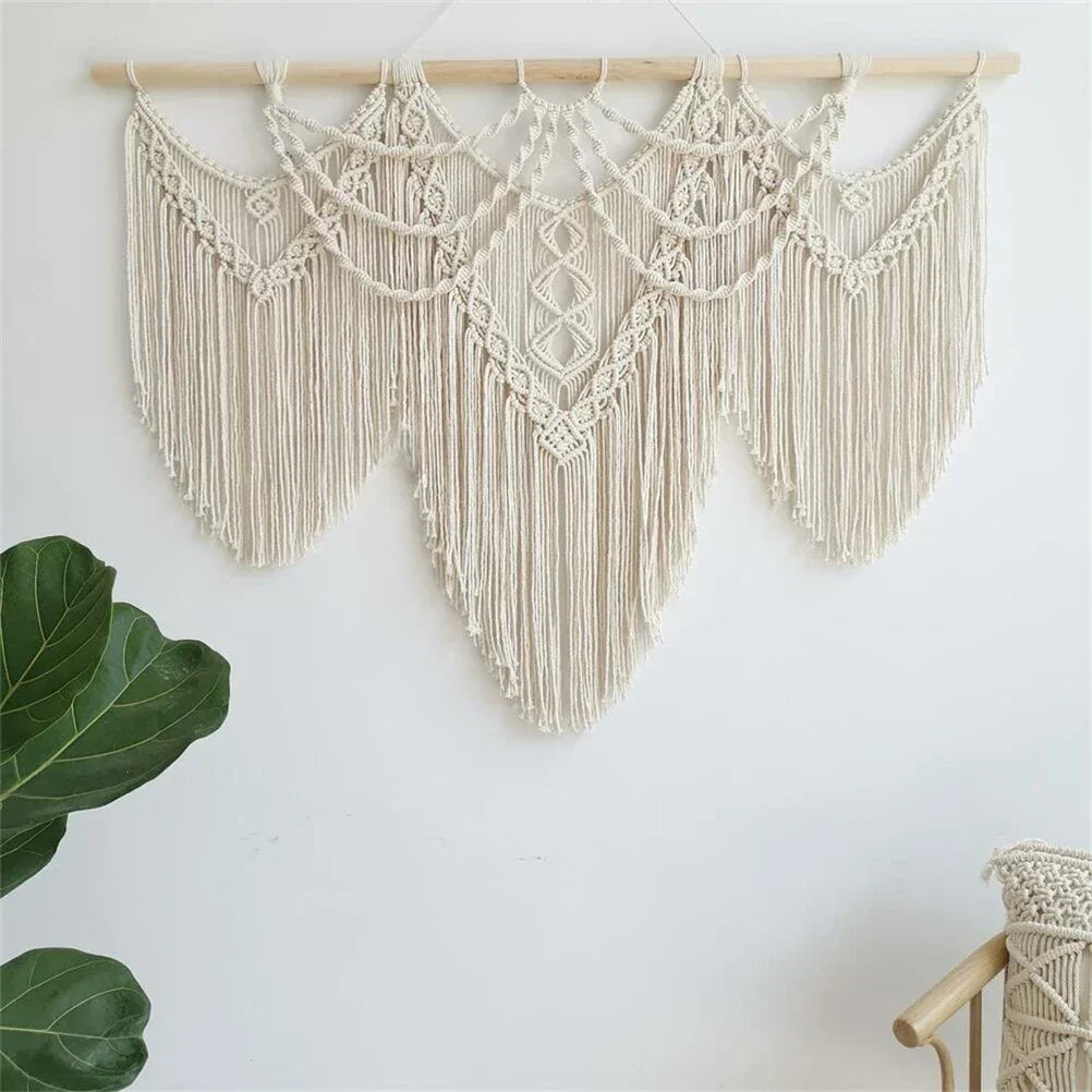 معلقة جدارية مكرمية منسوجة يدوياً كبيرة الحجم من DecorBites™ مع عصا خشبية وشراشيب