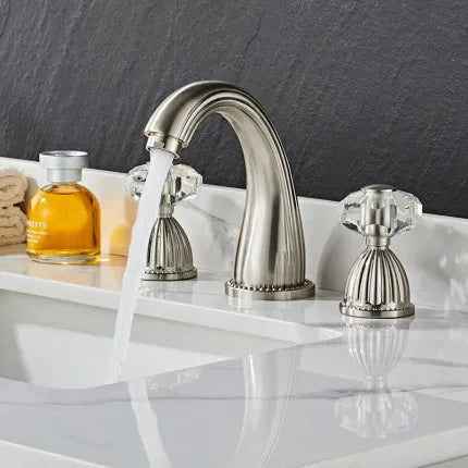 DecorBites™ صنبور حوض ذهبي بمقبض كريستال، 3 فتحات، خلاط حوض حمام واسع الانتشار