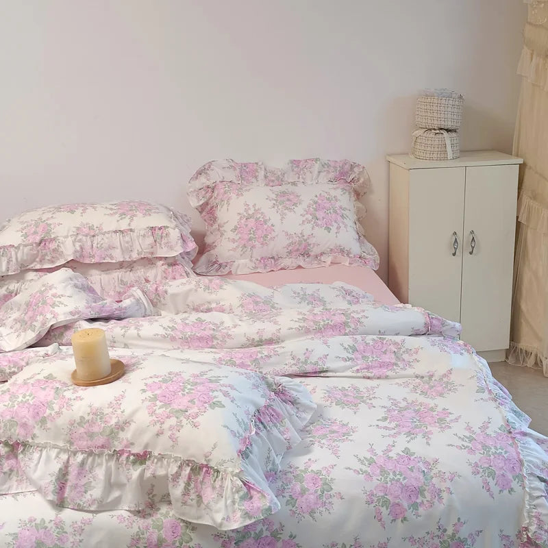 طقم مفروشات من القطن بطبعة زهور الورد الفرنسي وكشكشة دانتيل من DecorBites™ - غطاء لحاف، مفرش سرير، شراشف وأغطية وسائد