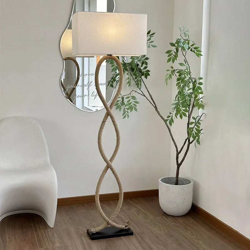 مصباح أرضي LED DecorBites™ بتصميم حبل القنب وقماش الظل بنمط وابي سابي ريترو شمالي