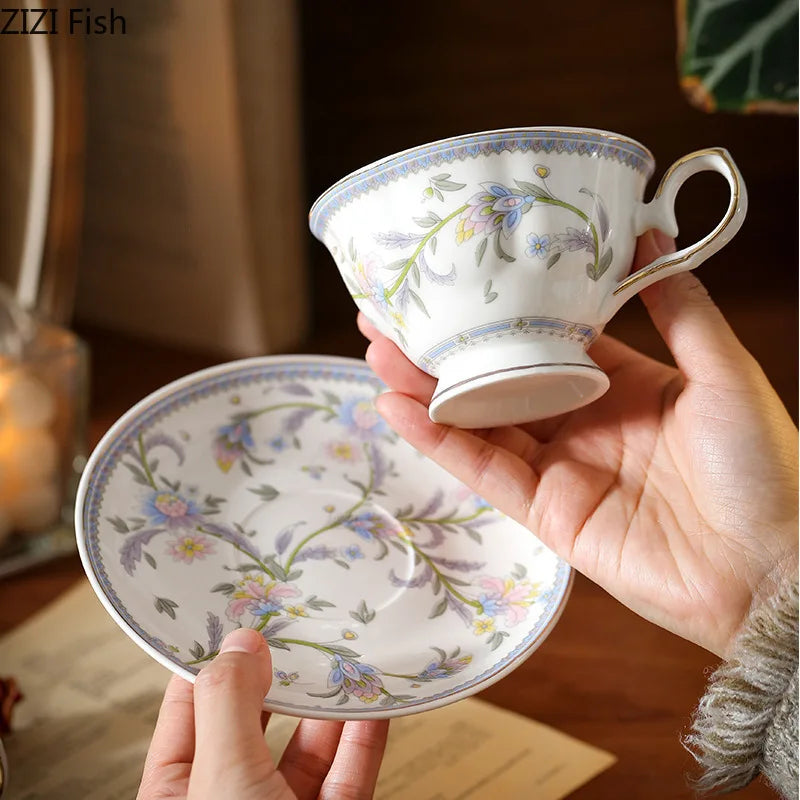 طقم كوب وصحن سيراميك مزين بالدانتيل والزهور من DecorBites™ للمائدة الأنيقة ووقت الشاي
