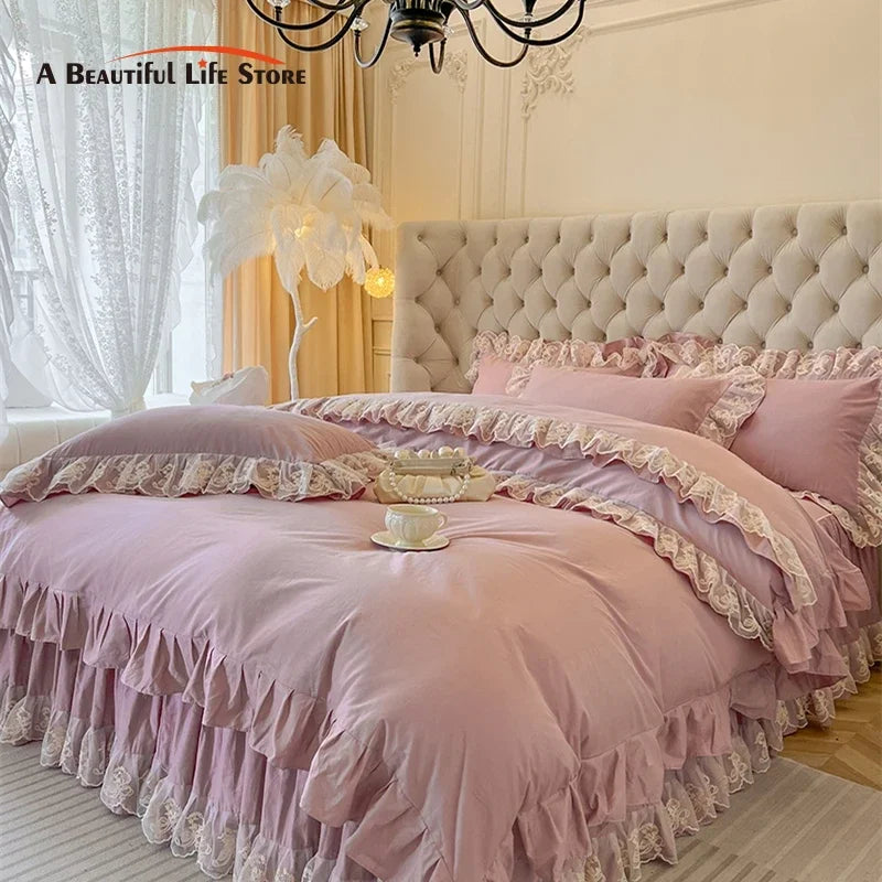 طقم مفروشات أميرة كورية من الدانتيل والكشكشة من DecorBites™ باللون الوردي المائل للبني
