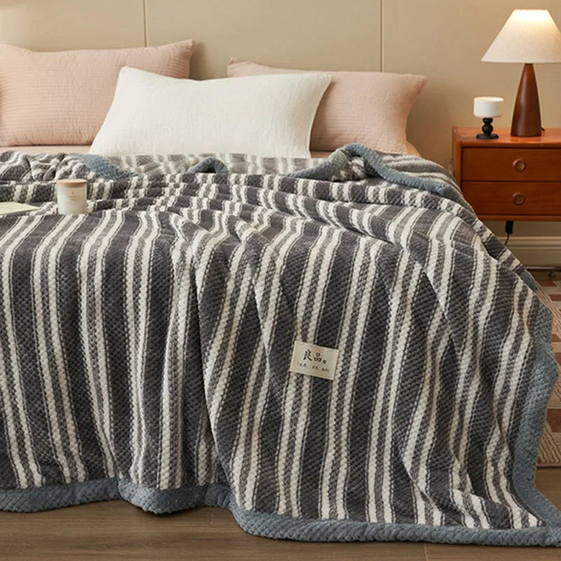 بطانية صوف مرجانية مقلمة يابانية من DecorBites™: غطاء أريكة دافئ، شال قيلولة للمكتب، لجميع المواسم