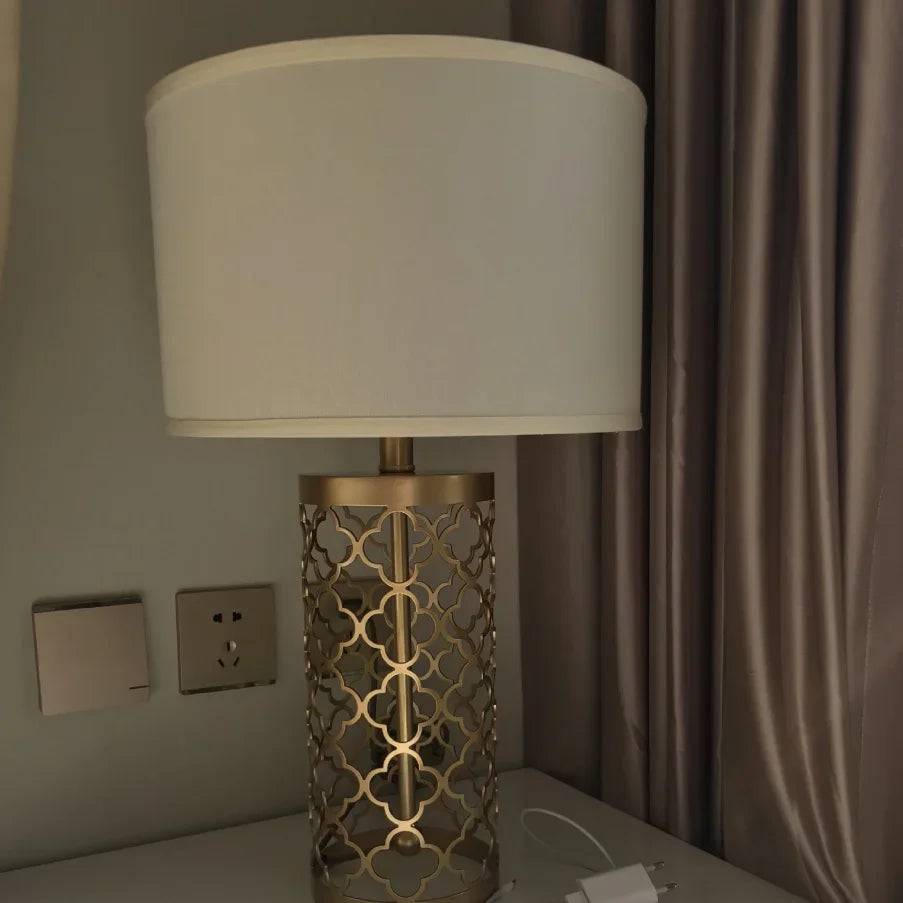 مصباح مكتب DecorBites™ الذهبي بقفص العصافير الحديدي: مصباح طاولة شبكي حديدي أوروبي بسيط