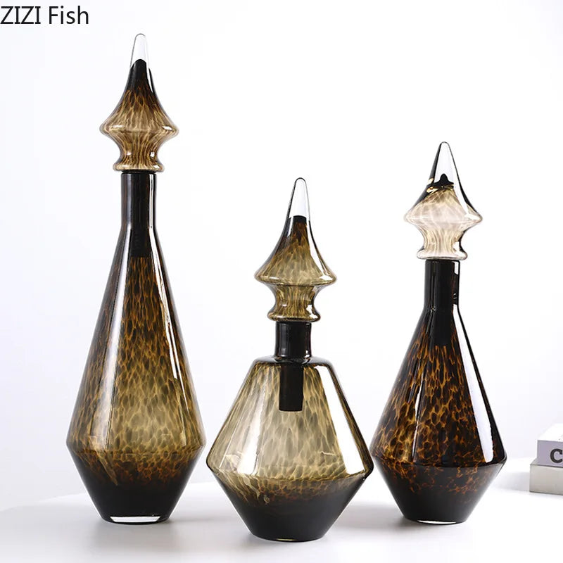 مزهرية زجاجية بطبعة الفهد من DecorBites™: تنسيق إبداعي للزهور لديكور الغرف الجمالي