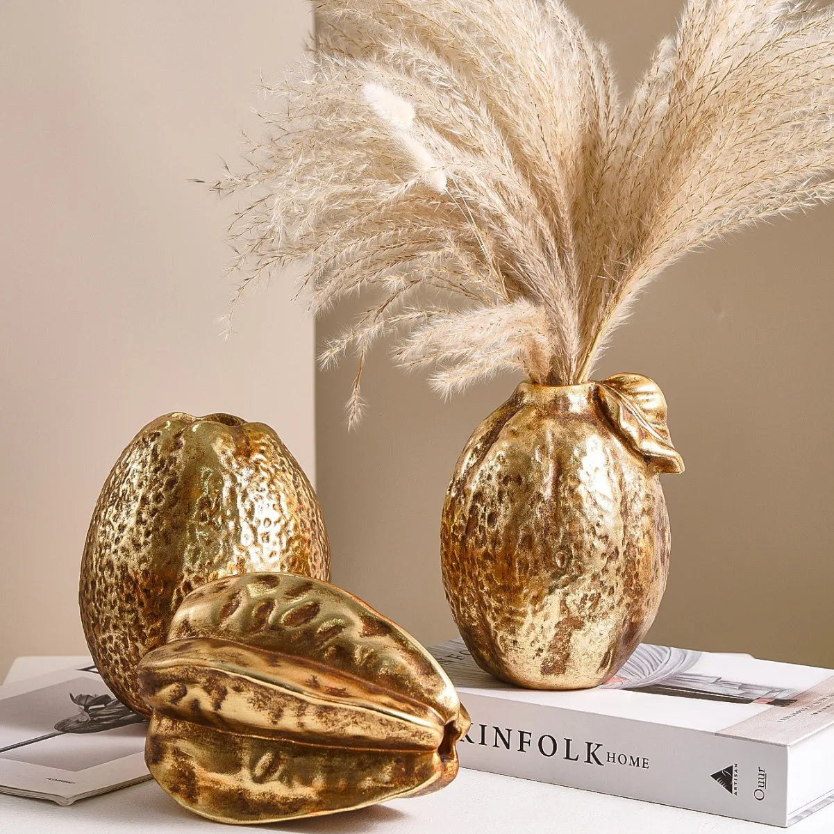 مزهرية نجمة ذهبية من DecorBites™: وعاء زهور سيراميك بتصميم ليمون وحلي فواكه صناعية