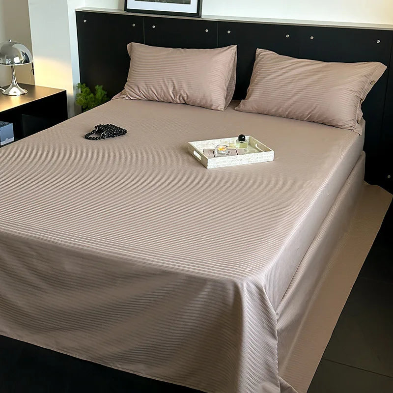 طقم ملاءة سرير فاخرة من الساتان القطني المخطط من DecorBites™ مع غطاءي وسادة