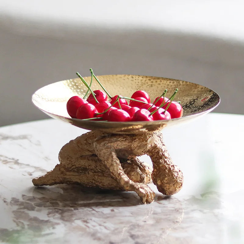 صينية وتماثيل ديكور المنزل المصنوعة يدوياً من الراتنج الذهبي من DecorBites™