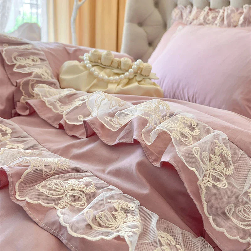 طقم مفروشات أميرة كورية من الدانتيل والكشكشة من DecorBites™ باللون الوردي المائل للبني