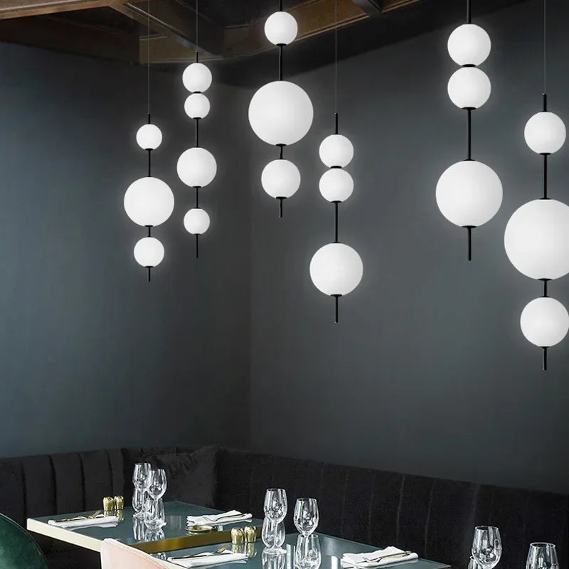 مصباح قلادة زجاجي كروي LED من DecorBites™ للمطاعم الحديثة والمقاهي وغرف النوم والمطابخ
