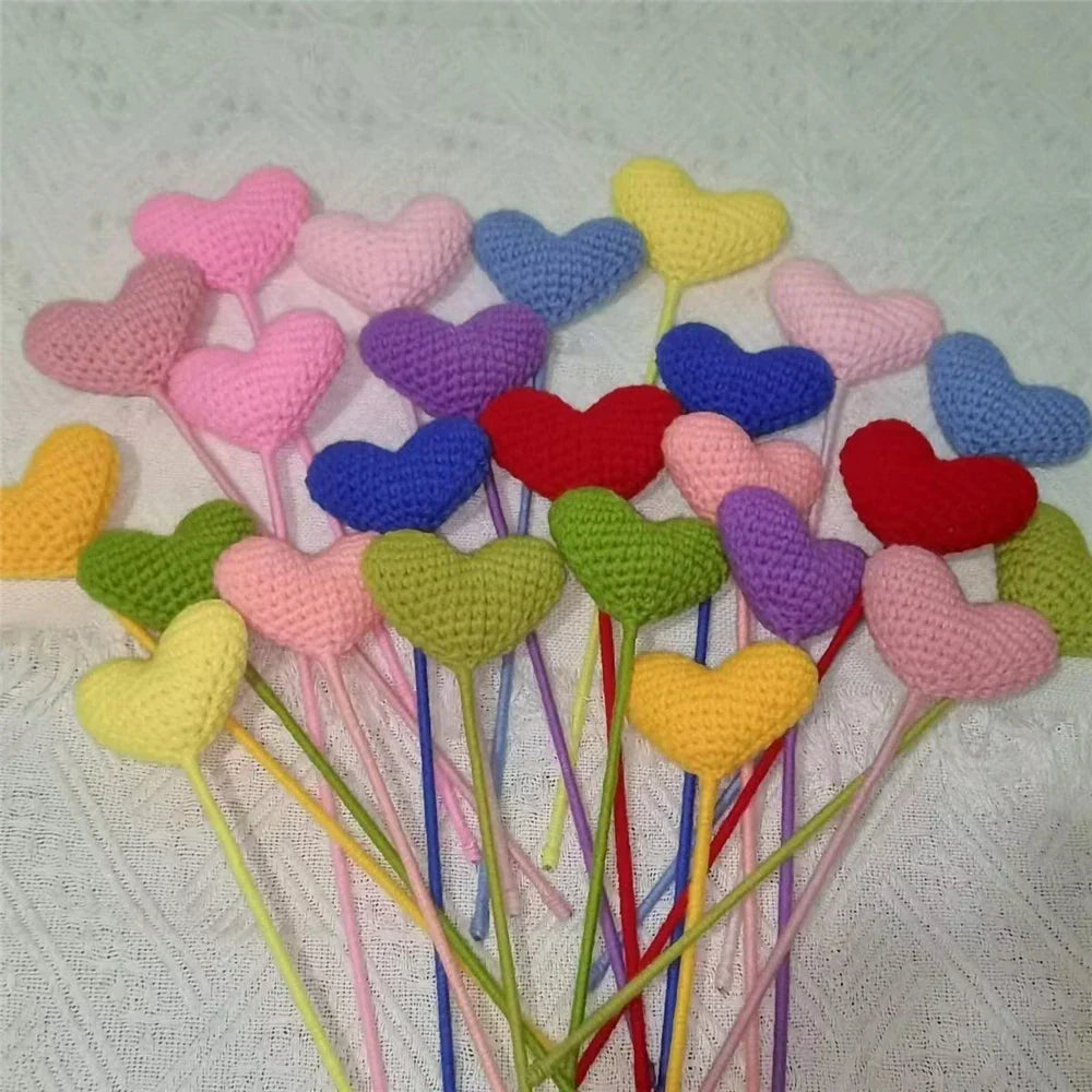 باقة زهور كروشيه على شكل قلب من DecorBites™ - ديكور منزلي وهدية عائلية مصنوعة يدويًا للزفاف