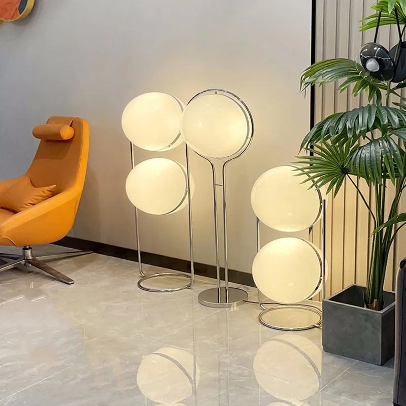 مصباح أرضي LED DecorBites™ من المعدن الكرومي لغرفة المعيشة مع كرة أكريليك بيضاء