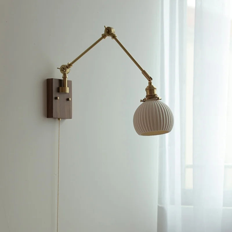 مصباح حائط سيراميك DecorBites™ على شكل كرة من خشب الجوز النحاسي مع مفتاح سحب بسلسلة