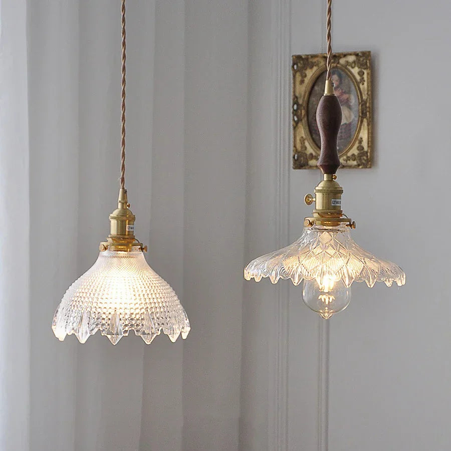 مصباح قلادة DecorBites™ LED زجاجي أخضر بمقبض خشبي نحاسي لديكور المنزل الاسكندنافي الحديث