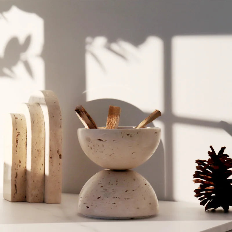 مبخرة DecorBites™ الكروية ذات 9 فتحات من الرخام الترافرتين البيج وحامل لوح خشبي