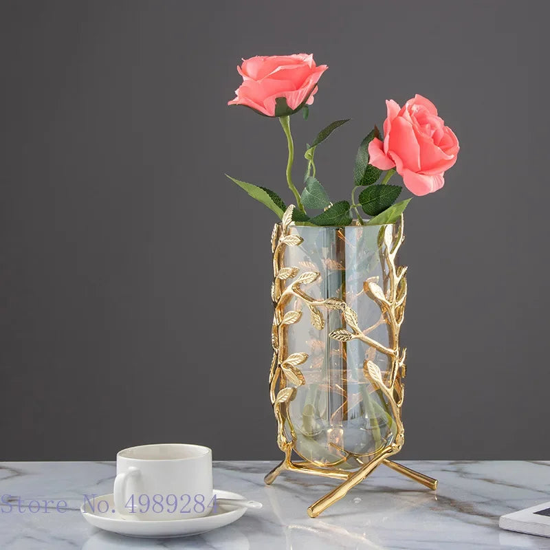 مزهرية زجاجية بإطار ذهبي مع فروع الروطان من DecorBites™ لديكور المنزل وتنسيق الزهور