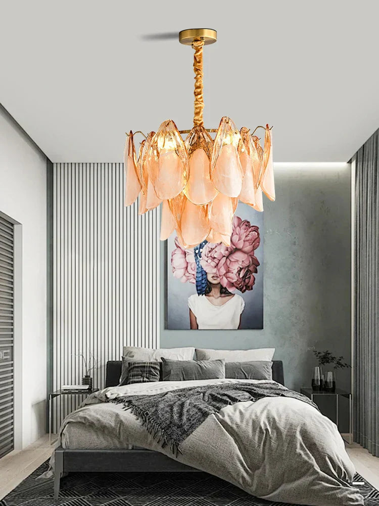 DecorBites™ ثريا متدلية بتصميم فرنسي فاخر ببتلات زجاجية كهرمانية وقابلة للتعتيم باللون الذهبي الكرومي