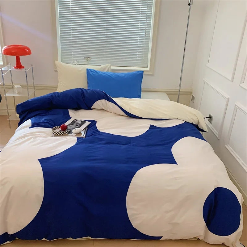 طقم لحاف سرير كبير الحجم من قطن الساتان بطبعة الزهور الكبيرة من DecorBites™