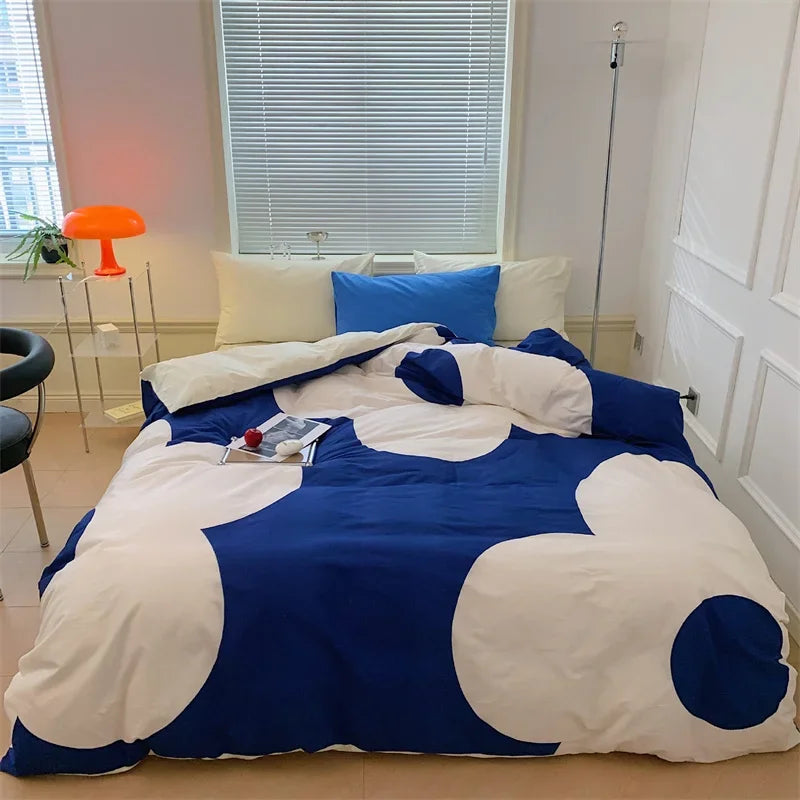 طقم لحاف سرير كبير الحجم من قطن الساتان بطبعة الزهور الكبيرة من DecorBites™