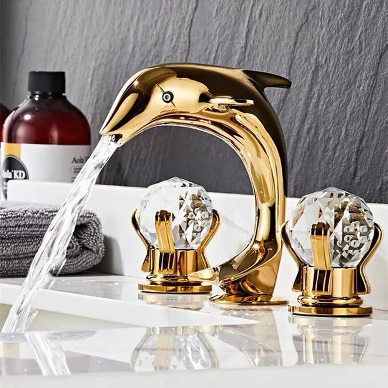 DecorBites™ Gold Basin Faucet: خلاط حوض ذهبي من النحاس والنيكل على شكل دولفين للحمام، 3 فتحات واسع الانتشار