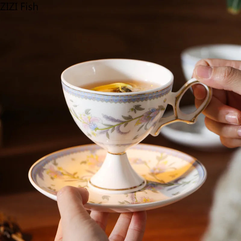 طقم كوب وصحن سيراميك مزخرف بالورود الذهبية من DecorBites™ - أكواب أنيقة للقهوة والشاي والعصير