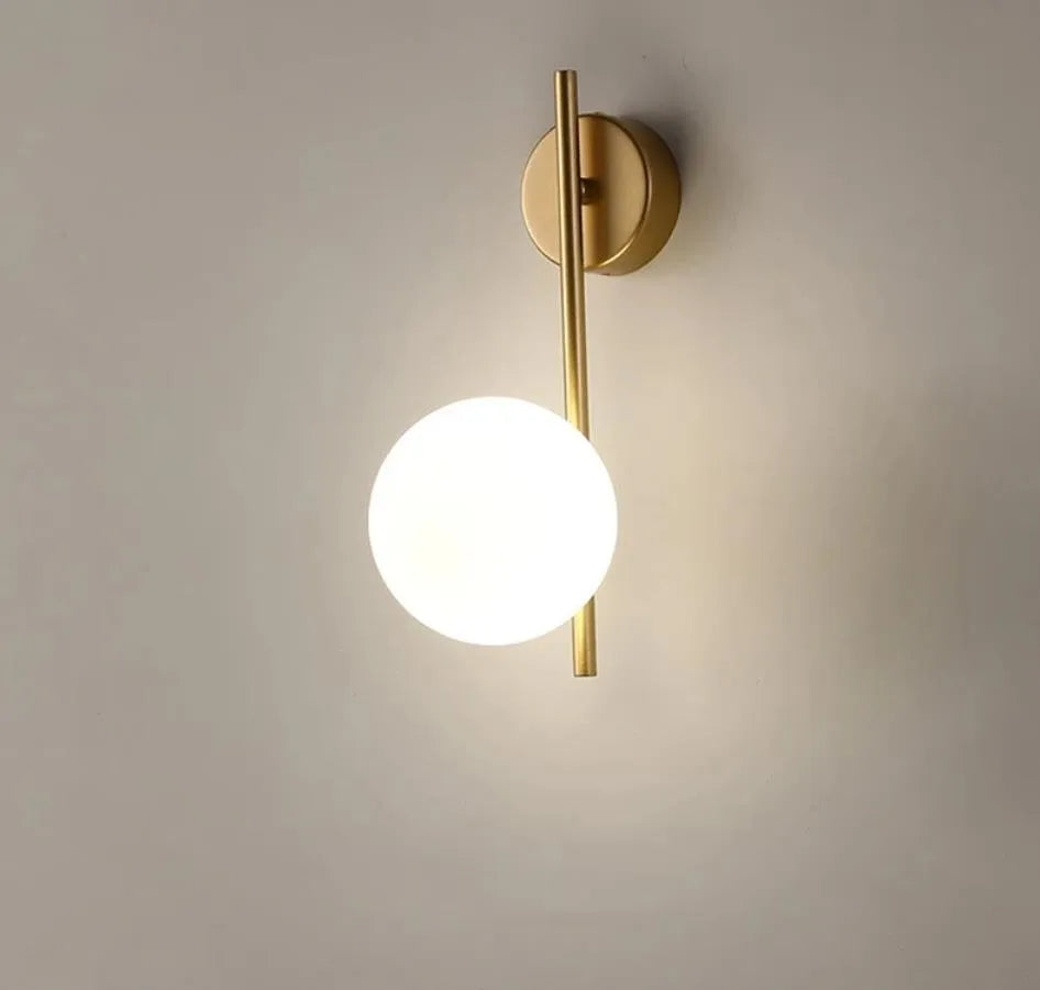 مصباح حائط من DecorBites™ ذهبي مزود بكرة زجاجية بتقنية LED: إضاءة حائط جانبية بتصميم أمريكي للممرات وغرف النوم والدراسة