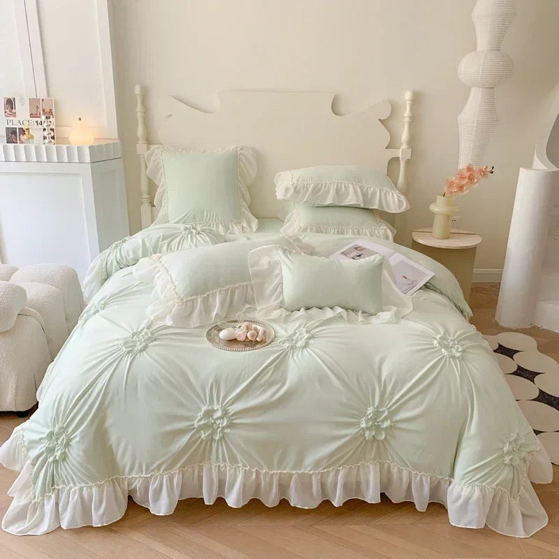 طقم سرير الأميرة الدانتيل™ من DecorBites: غطاء لحاف وملاءة ووسائد بكشكشة وأقواس رومانسية