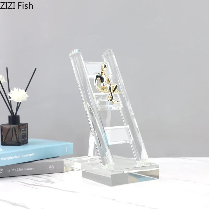 تُحف راتنجية بشكل شخصيات ذهبية من DecorBites™: ديكور مكتبي إبداعي للسلالم