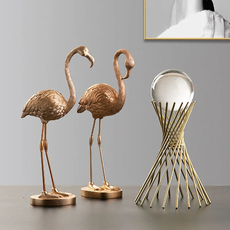 تُحف فلامنجو ذهبية من الراتنج من DecorBites™: ديكور حيواني فاخر للمنزل والمكتب