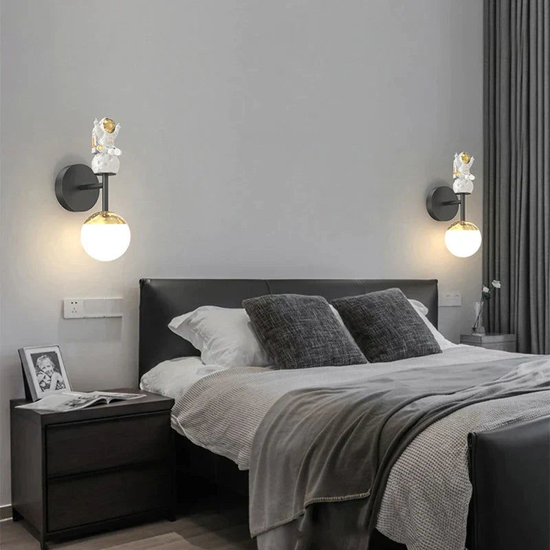 مصباح حائط رائد الفضاء للأطفال من DecorBites™: مصباح عصري لغرفة نوم بتصميم الفضاء