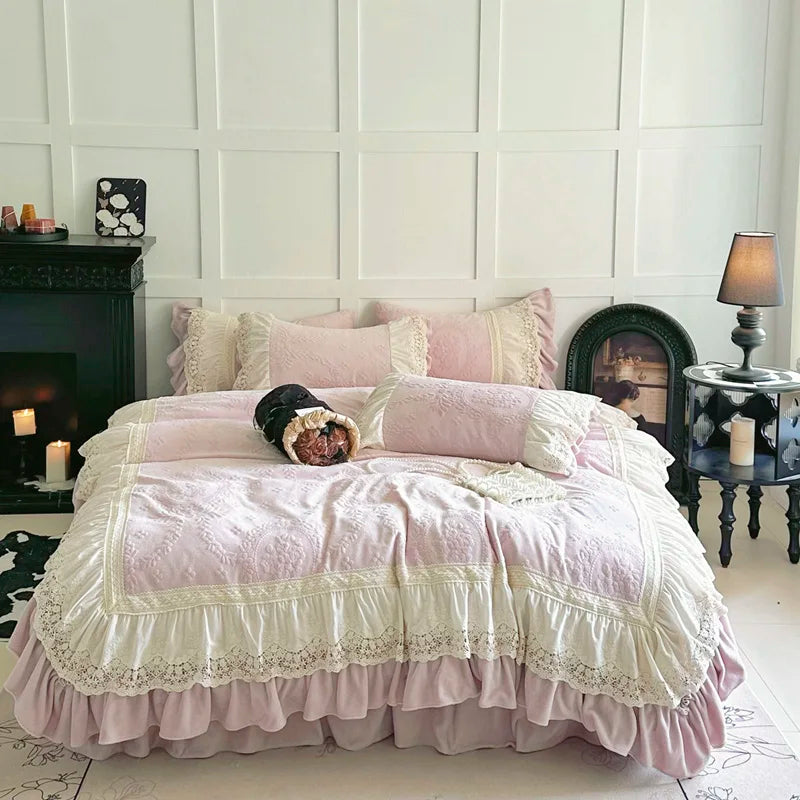 طقم سرير زفاف من المخمل والدانتيل بكسرات وتفاصيل منحوتة من DecorBites™