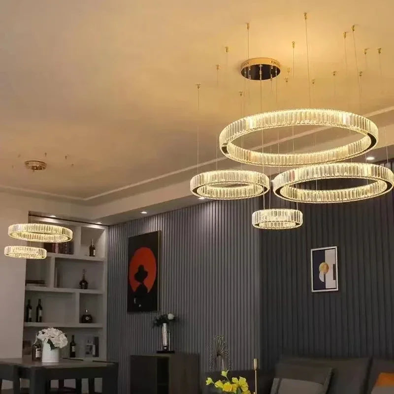 ثريا كريستال ذهبية من DecorBites™: هالة إضاءة LED فاخرة وعصرية بتصميم نورديك لغرفة المعيشة