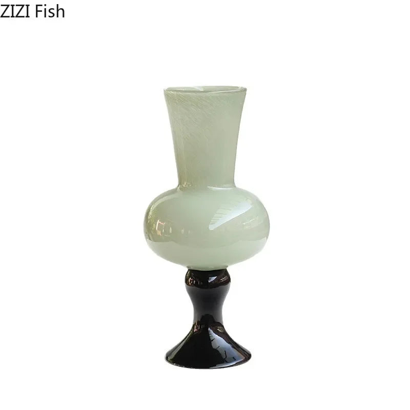 مزهرية زجاجية على شكل كأس من DecorBites™ لتزيين المكتب مع أزهار اصطناعية