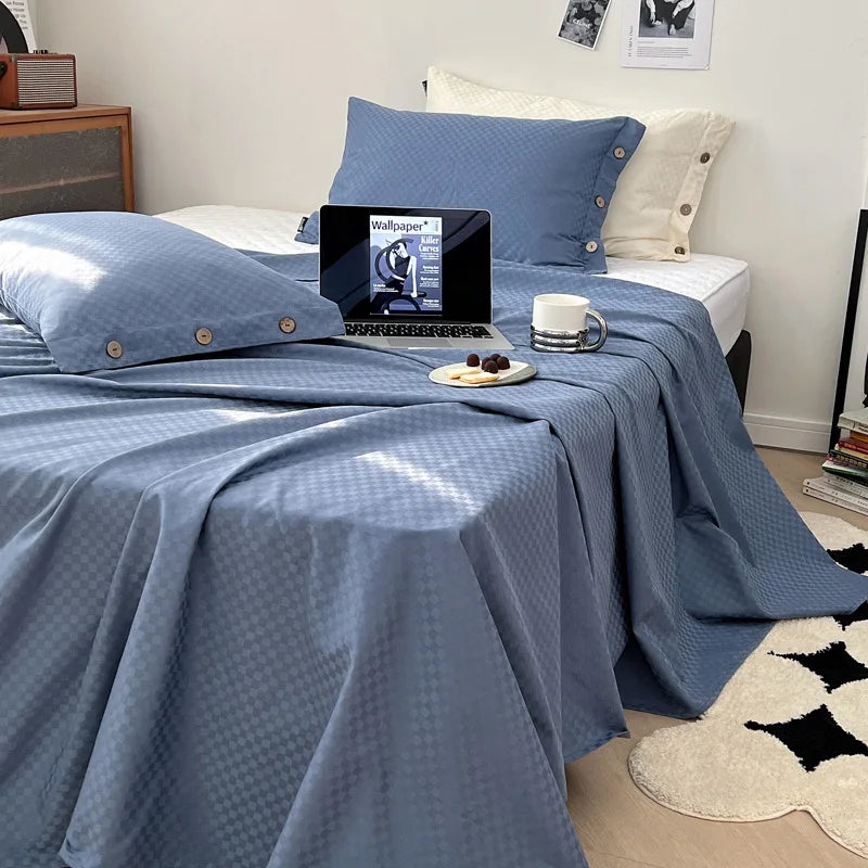 طقم ملاءة سرير فاخرة من الساتان القطني المخطط من DecorBites™ مع غطاءي وسادة
