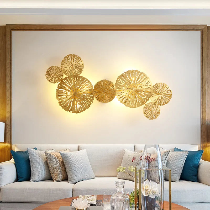 أباليك حائط بإطار نحاسي ذهبي بتصميم زهرة من DecorBites™ لإنارة غرف الطعام الفندقية