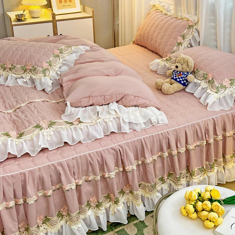 طقم مفروشات أميرة كوري من DecorBites™: أزهار، دانتيل، كشكشة، تطريز، مبطن، غطاء لحاف، مفرش سرير