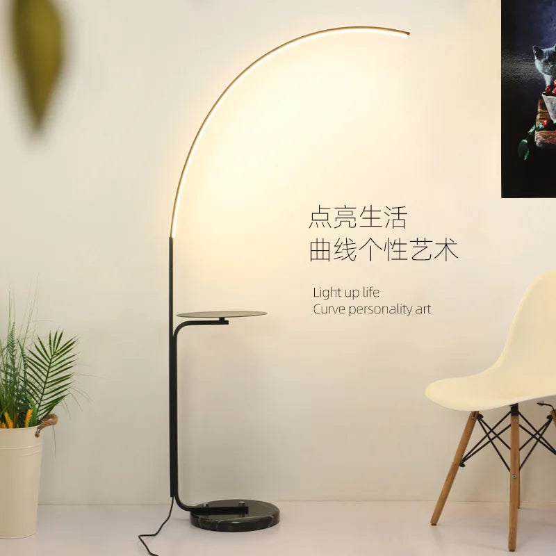 DecorBites™ مصباح أرضي LED بتصميم حديث باللون الأسود والأبيض والذهبي لتزيين غرفة المعيشة