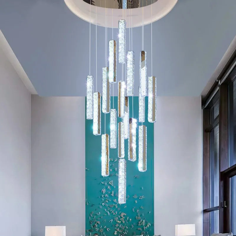 أضواء معلقة من الكريستال من الستيل المطلي بالكروم الذهبي من DecorBites™ مزودة بإضاءة LED قابلة للتعتيم لدرج الفيلا