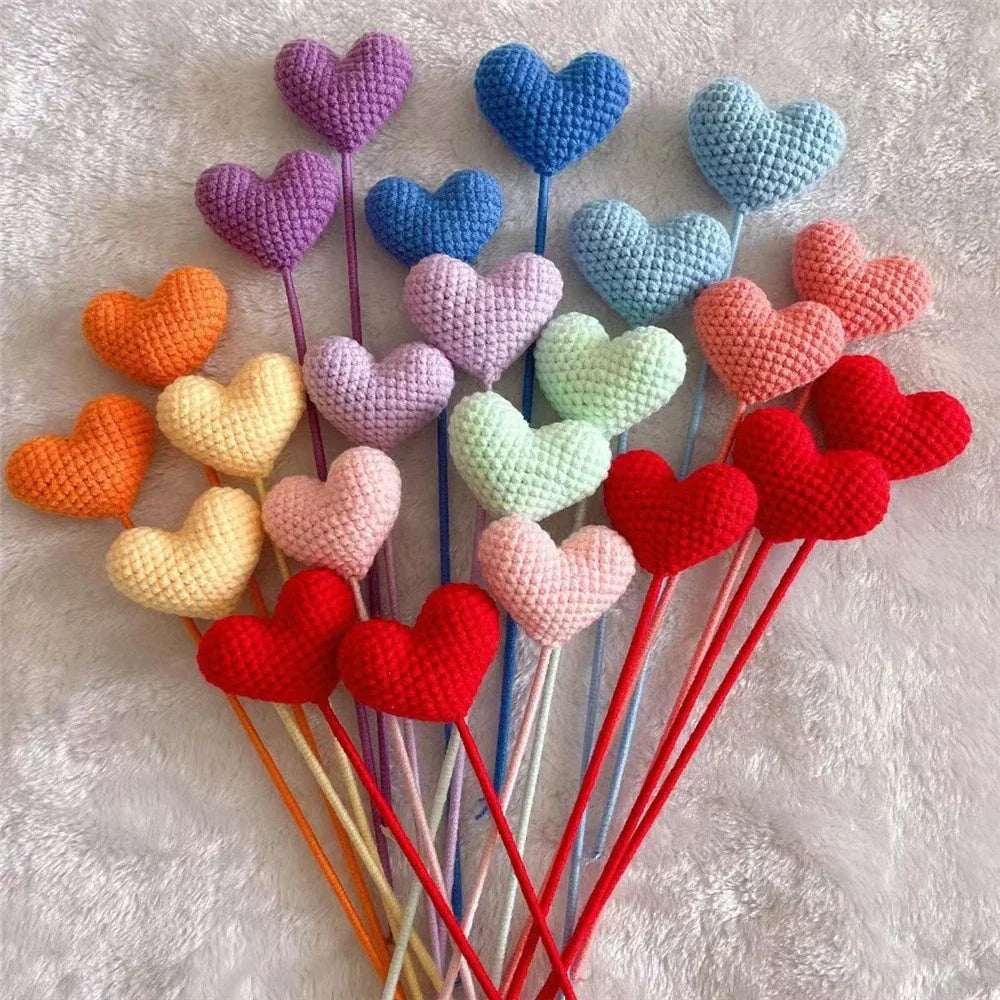 باقة زهور كروشيه على شكل قلب من DecorBites™ - ديكور منزلي وهدية عائلية مصنوعة يدويًا للزفاف