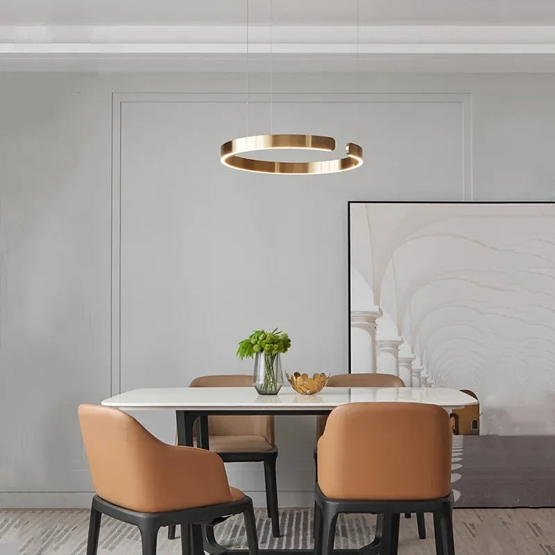ثريا DecorBites™ الذهبية بتقنية LED: إضاءة معلقة عصرية لغرفة الطعام وغرفة النوم