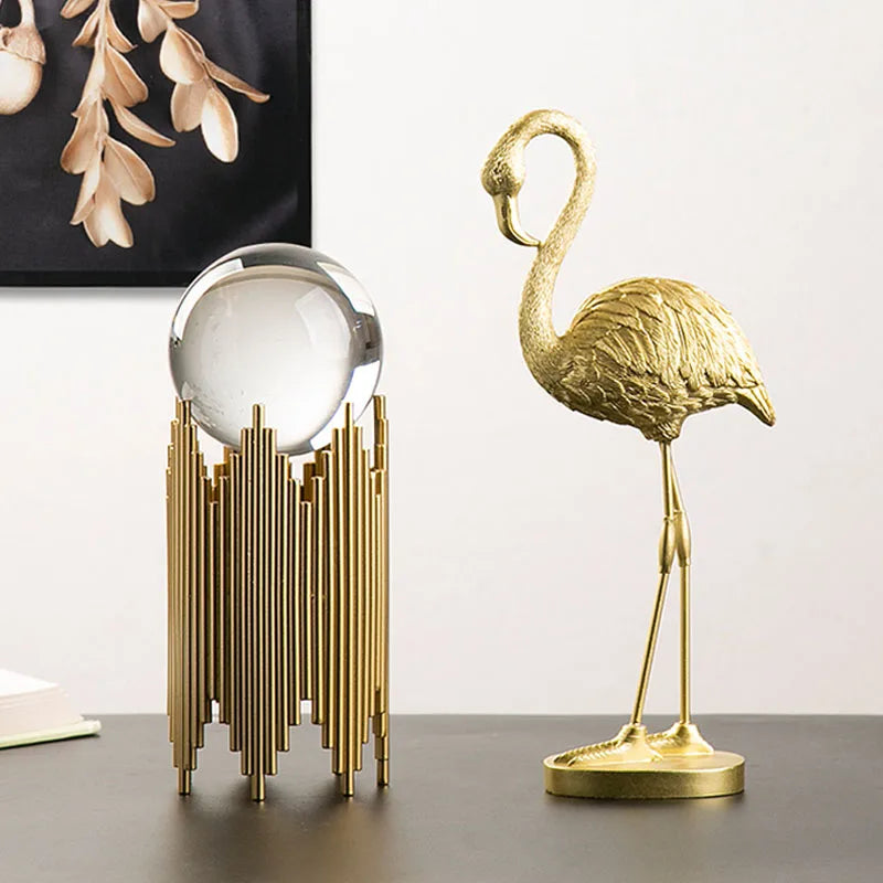 تُحف فلامنجو ذهبية من الراتنج من DecorBites™: ديكور حيواني فاخر للمنزل والمكتب