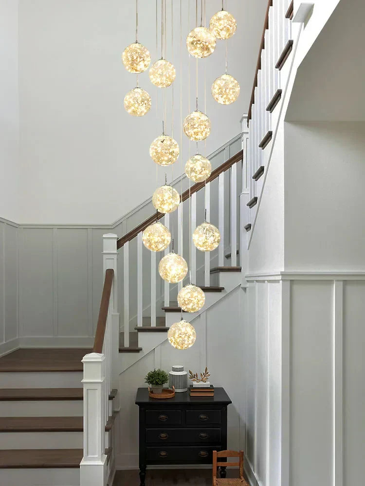 ثريا زجاجية ذهبية بإضاءة LED من DecorBites™: تجهيزات إضاءة للدرج بتصميم كروي دائري بسيط